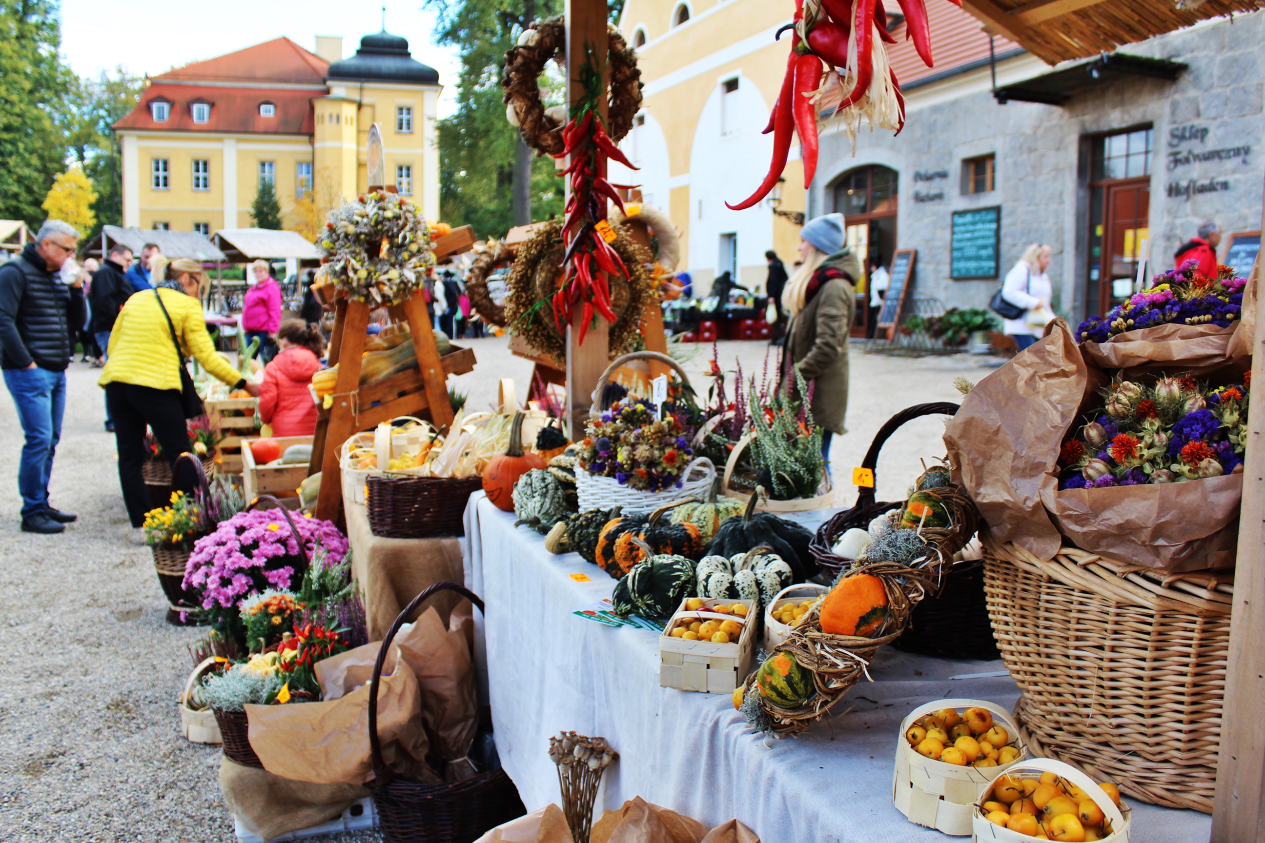 Schloss Lomnitz lädt ein zu Erntedankmarkt und Oktoberfest