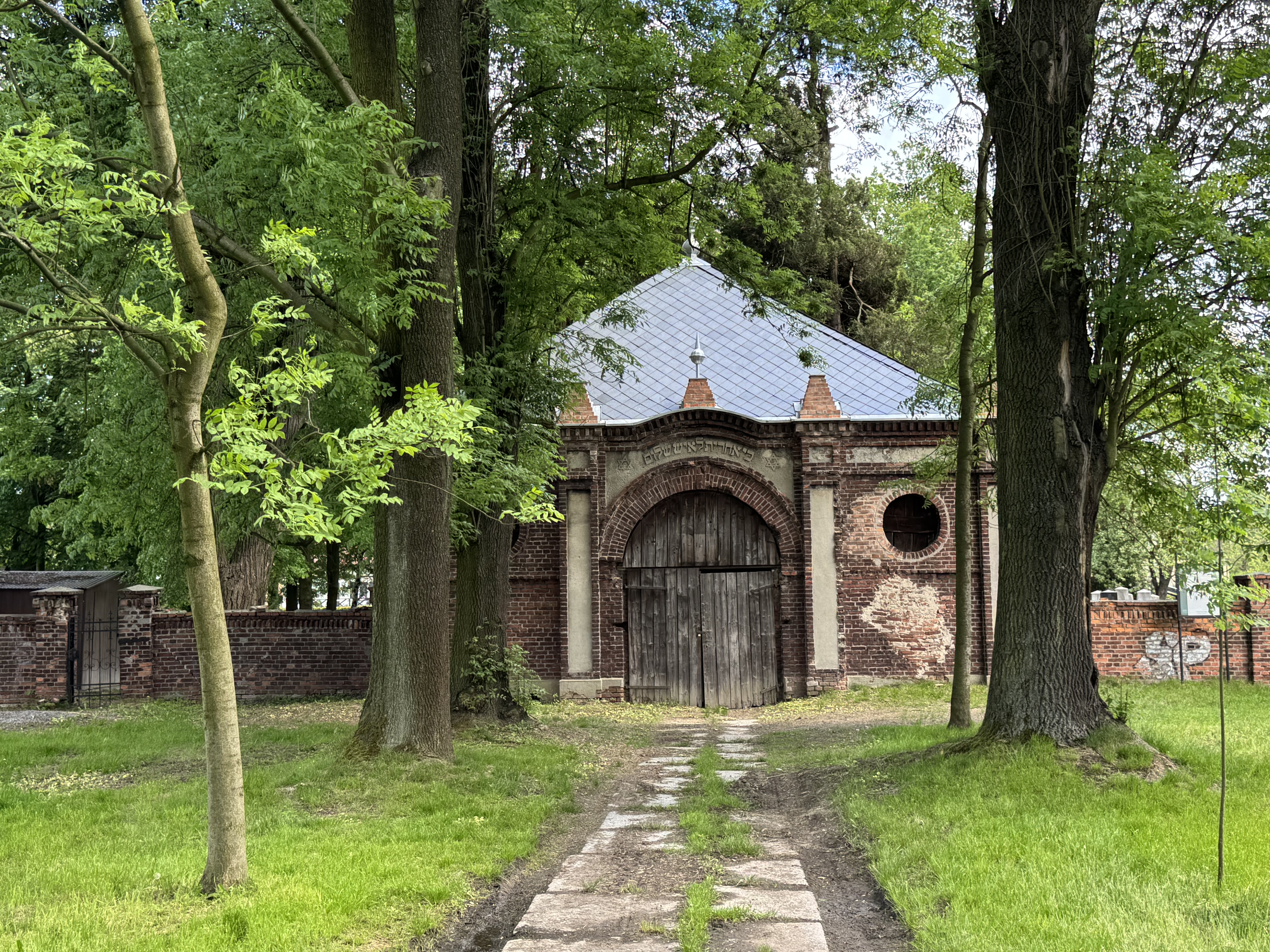Taharahaus auf dem jüdischen Friedhof in Pless/Pszczyna erstrahlt in neuem Glanz